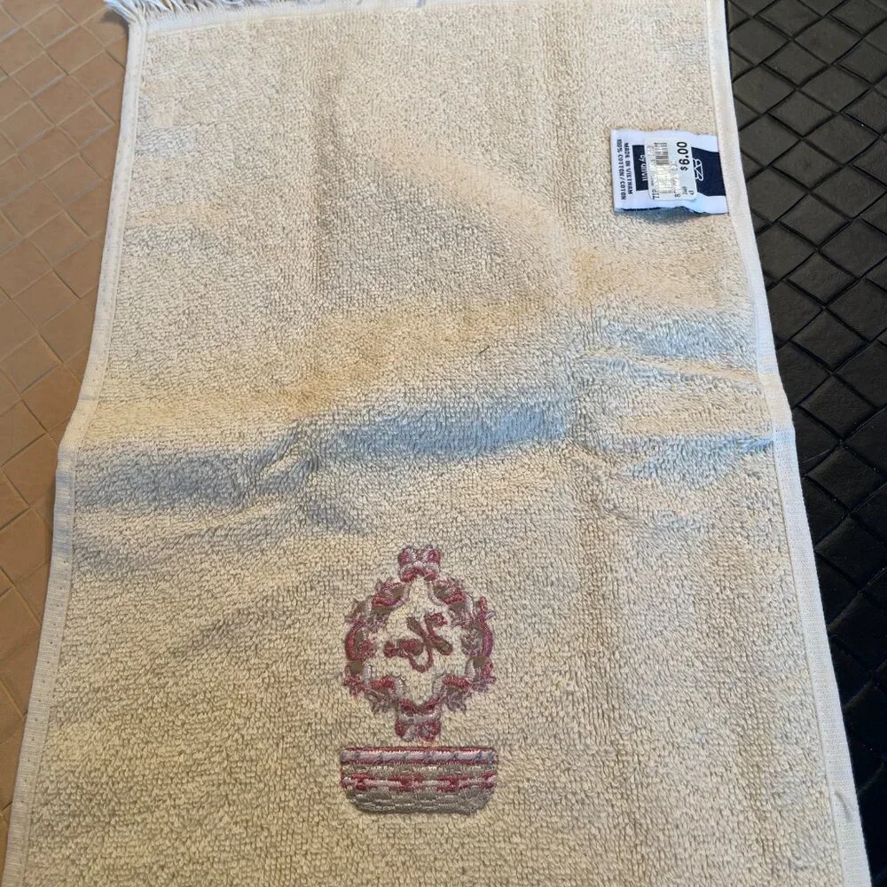 Set of 2 Cosmos Finger Tip Towel Embroidered Ivory NWT